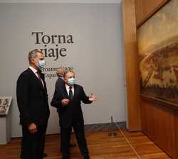 Su Majestad el Rey observa una de las obras durante el recorrido por la exposición